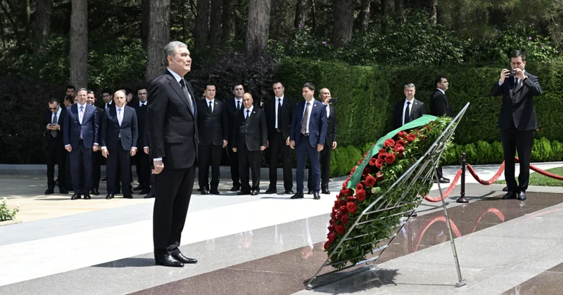 Türkmənistan Xalq Məsləhətinin sədri Fəxri xiyabanda Ulu Öndər Heydər Əliyevin xatirəsini anıb
