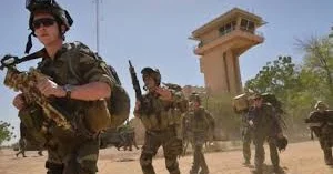 Fransa Seneqaldakı sonuncu hərbi bazasını təhvil verəcək