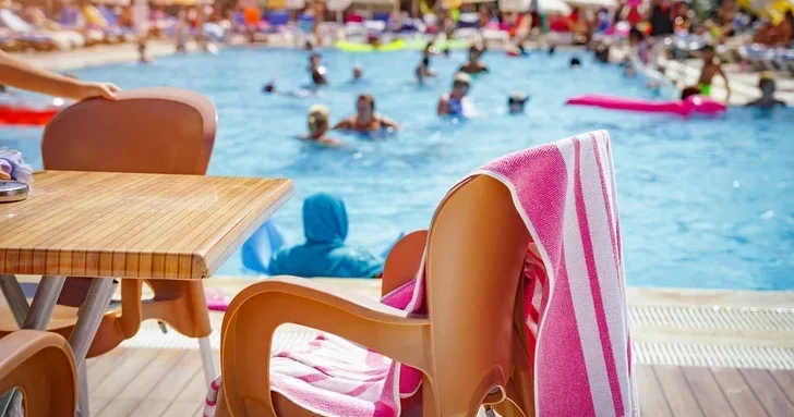 Как защитить глаза при купании в море и бассейне? Отвечает офтальмолог