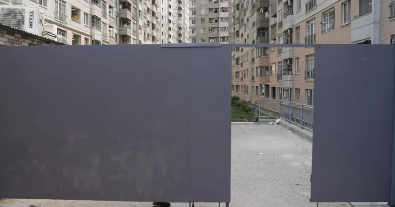 Стройбароны поставили ворота, а власти их снесли хаотичное строительство