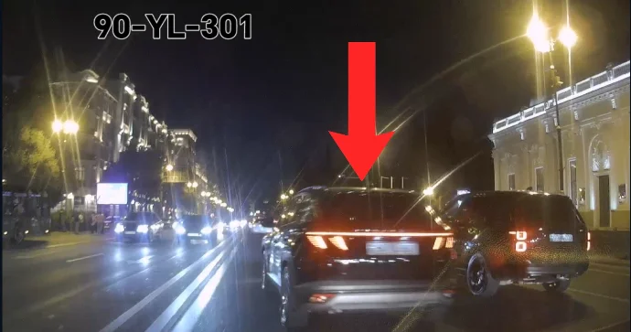 Bu sürücü öz zolağı ilə gedə bilmir: İki sürücünü sıxışdırıb təhlükə yaratdı VİDEO