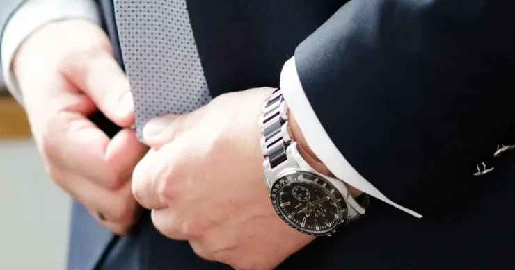 Oğrular deputatın 300 min avroluq saatını qolundan qoparıb qaçdılar VİDEO