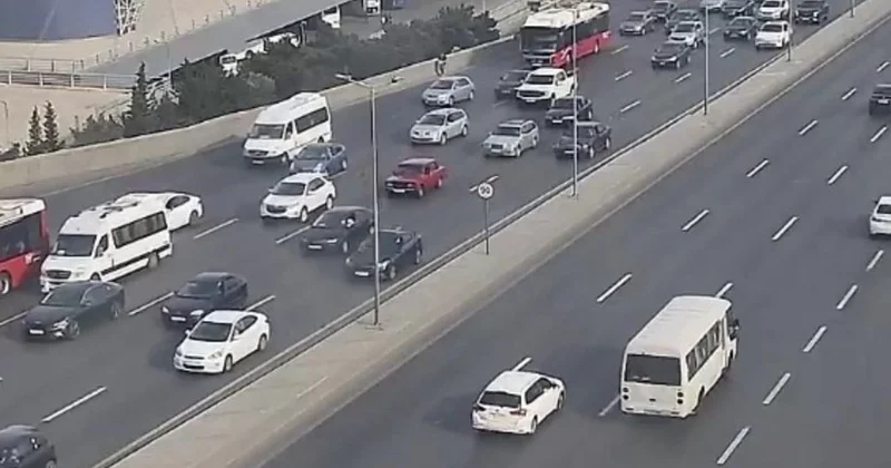В Баку на некоторых дорогах затруднено движение транспорта