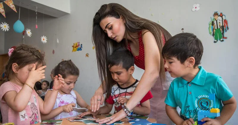Bağça yaşlı uşaqlar neçə dil bilməlidir?