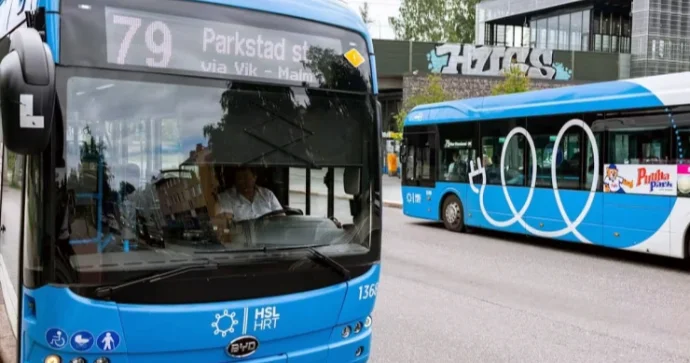 Sərxoş kişi sərnişinləri olan avtobusu qaçırdı