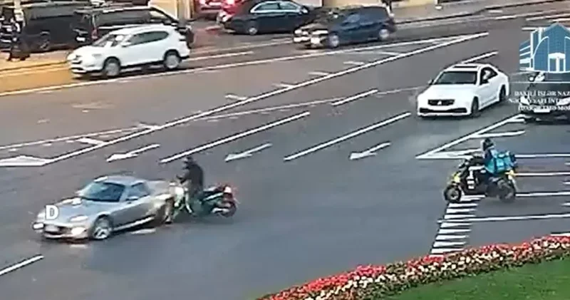 Так курьеры на мопедах таранят машины в Баку ВИДЕО