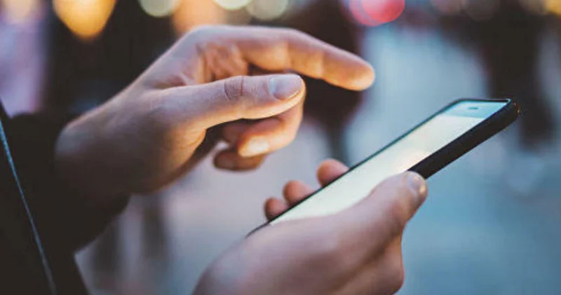 Bakıda görünməmiş dələduzluq: Tanışının telefonu oğurladı, anasına yazdı...