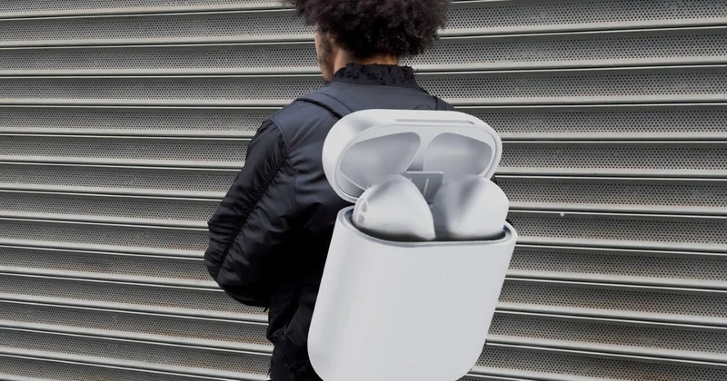 В Нью Йорке представили рюкзак в виде гигантских наушников AirPods