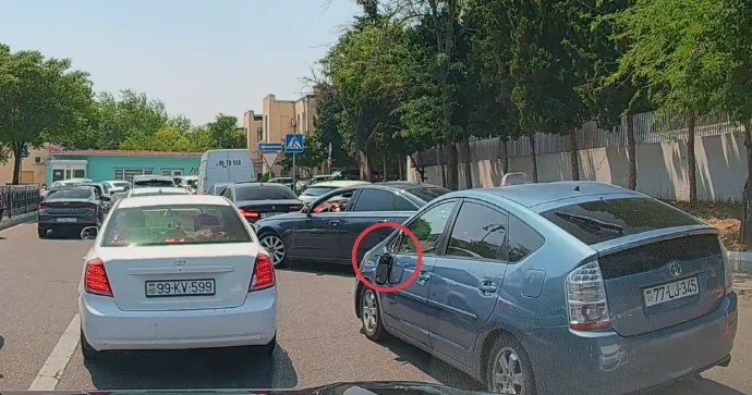 Yan güzgüsü sınıq vəziyyətdə taksi işləyən Prius sürücüsü VİDEO