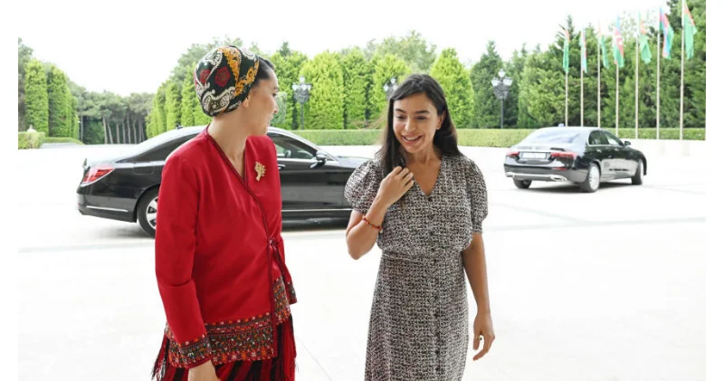 Heydər Əliyev Fondunun vitse prezidenti Leyla Əliyeva və Türkmənistan Xalq Məsləhəti sədrinin qızı Oquldjaxan Atabayeva Heydər Əliyev Mərkəzində olublar
