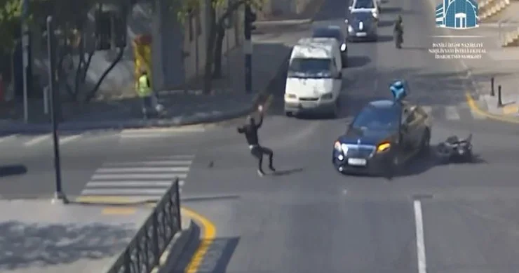 Bakıda motosikletçi maşının üstündən uçdu QƏZA ANLARI