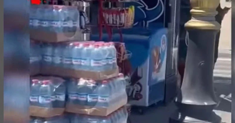 Bakıda bəzi ticarət köşkləri sakinlərin hərəkətinə maneə yaradır VİDEO