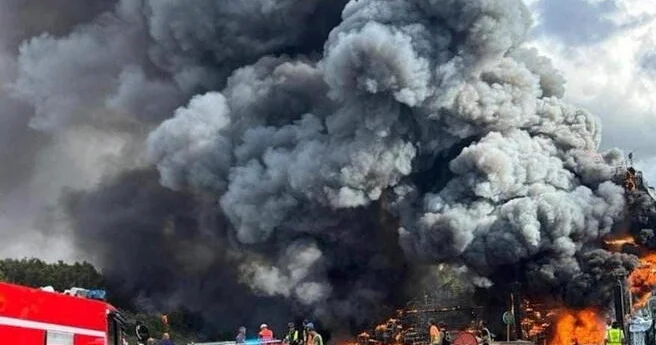 Сильный пожар полностью уничтожил главную сцену популярного фестиваля ФОТО ВИДЕО
