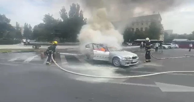 Şəhərin mərkəzində “BMW” yandı Video