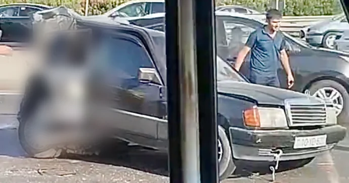 Bakıda avtobusla toqquşan “Mercedes”in arxası “yoxa çıxdı” VİDEO