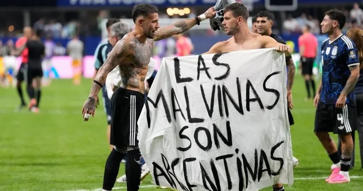 DÇ də siyasi qalmaqal: Argentinalı futbolçular banneri ilə rezonans doğurub