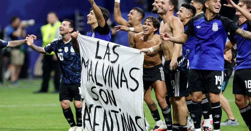 Argentina futbolçuları İngiltərə ilə oyundan sonra “Malvin adaları Argentinanındır” yazılmış banner açıblar VİDEO