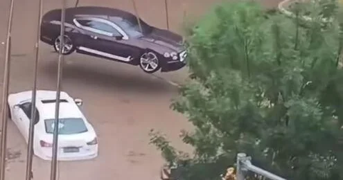 Китаец нашел необычный способ уберечь машину от наводнения ВИДЕО