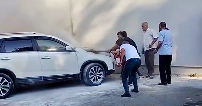 Göyçayda “KIA” qəfil alovlandı Vətəndaşlar yanğını söndürdü VİDEO