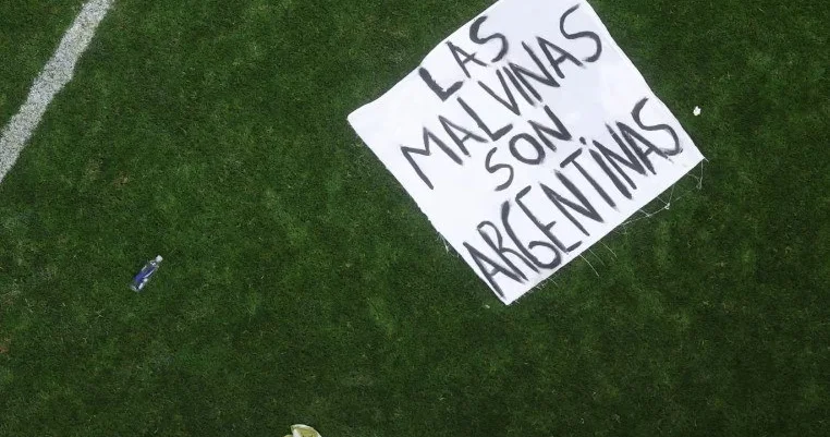 Argentina yığması İngiltərə üzərindəki qələbəni təxribatçı bannerlə qeyd etdi FOTO