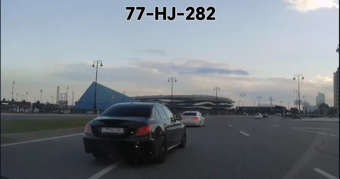 Sürücü 20 metrlik məsafəni bir zolaqda hərəkət edə bilmədi VİDEO