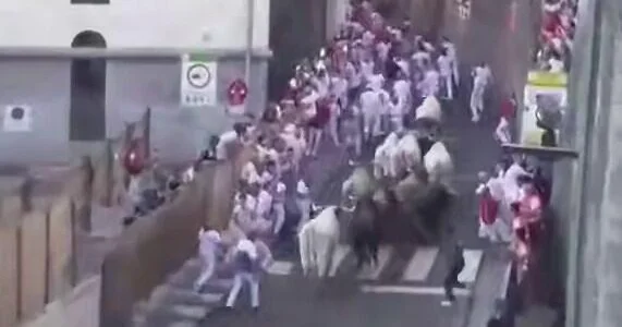 Во время "бега от быков" в Испании пострадали 25 человек ВИДЕО
