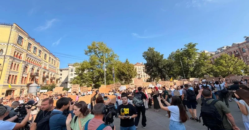 В Киеве вспыхнули протесты после увольнения министра обороны