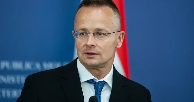 Macarıstanda sabiq XİN başçısı Peter Siyartonun dövlətə xəyanət iddiaları üzrə araşdırma aparılır