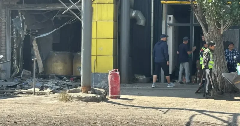 В Астане три человека пострадали при взрыве газового баллона в тандырной