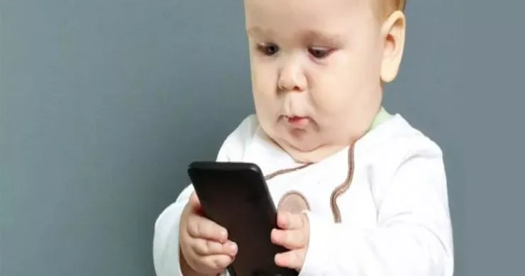 Psixoloqdan vacib açıqlama: Uşaqlara gündə nə qədər telefon vermək olar?
