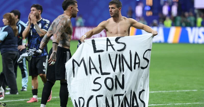 FİFA İngiltərə ilə matçda siyasi aksiya keçirən Argentina yığması ilə bağlı qərarını verdi