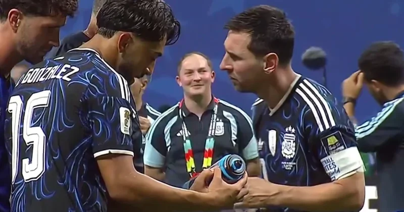 Argentina futbolçuları Pikfordun su şüşəsini oğurladılar FOTO/VİDEO