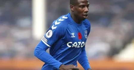 “Everton”un sabiq yarımmüdafiəçisi Səudiyyə klubu ilə müqavilə bağladı