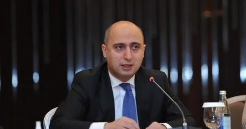 Emin Əmrullayev qanunsuzluq edən direktoru niyə qoruyur?