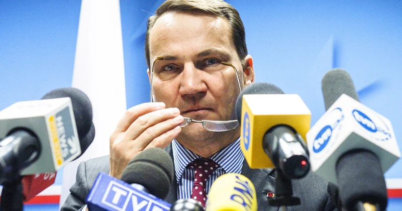 Сикорский: Украина сама должна решить, хочет ли она продолжать борьбу