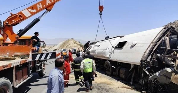 Sərnişin avtobusu körpüdən çaya düşdü: 18 ölü