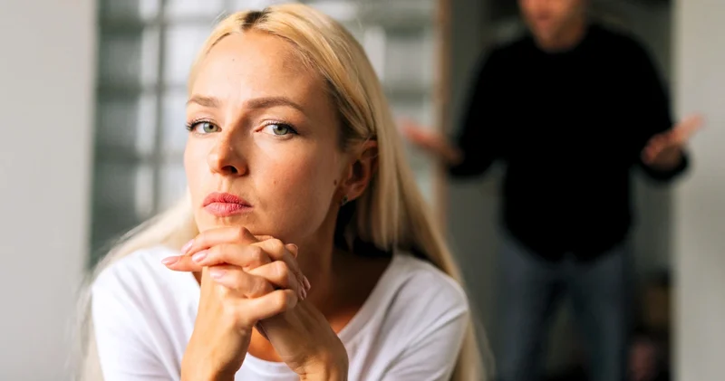 Partnyorunuzun sizi emosional olaraq məhv etdiyini göstərən 12 əlamət