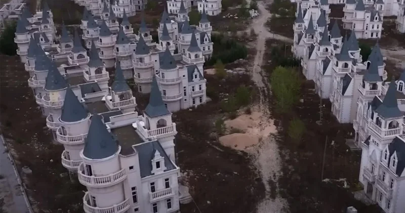 Türkiyədə miniatür qəsrlərdən ibarət qorxunc kənd: Orda nə baş verib? (FOTO/VİDEO)