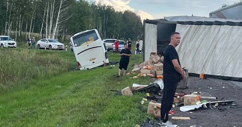 Komanda avtobusda qəzaya düşüb, yaralanan var