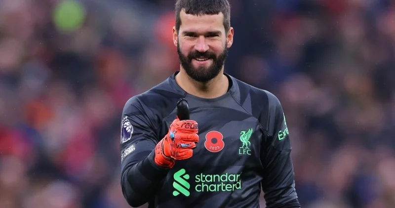 Liverpulda 300 oyuna çıxan 3 cü braziliyalı oldu
