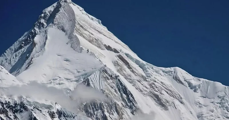 Qırğızıstanda alpinistləri xilas etməyə yollanan helikopter sərt eniş edib: Xəsarət alanlar var