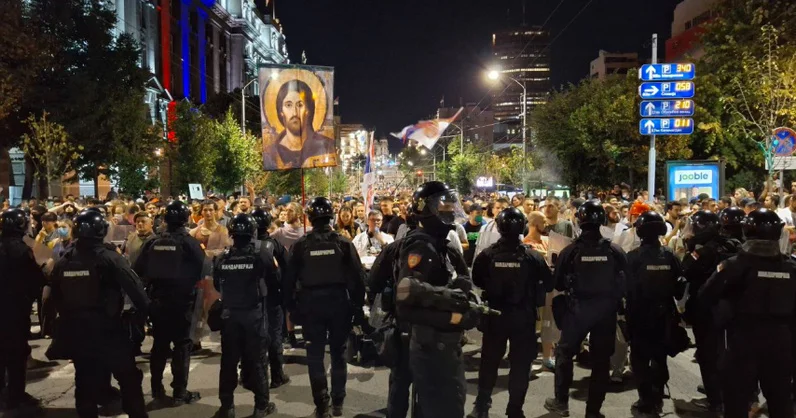 На протестах в Сербии вновь пострадали полицейские Minval Politika