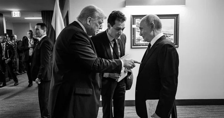 Случайный кадр: фотограф Белого дома запечатлел рукописные заметки Путина