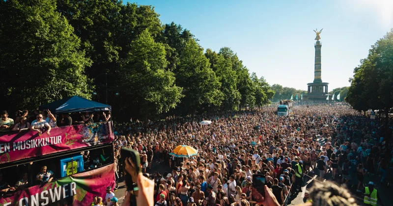 Berlində “Rave The Planet” texnoparadında on minlərlə insan iştirak edib