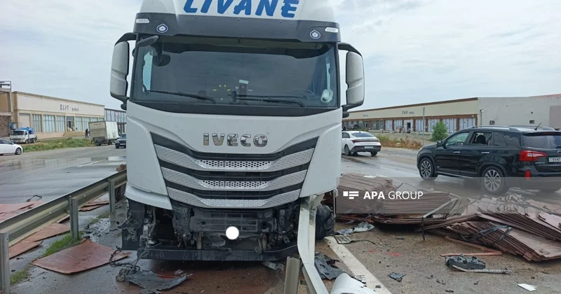В Гёранбое грузовик совершил аварию, около тонны топлива разлилось на дороге ФОТО