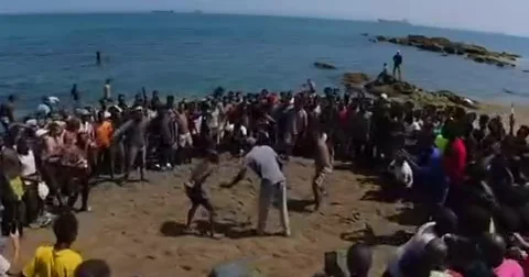Нелегальные мигранты устроили поединки на берегу Сеуты ВИДЕО