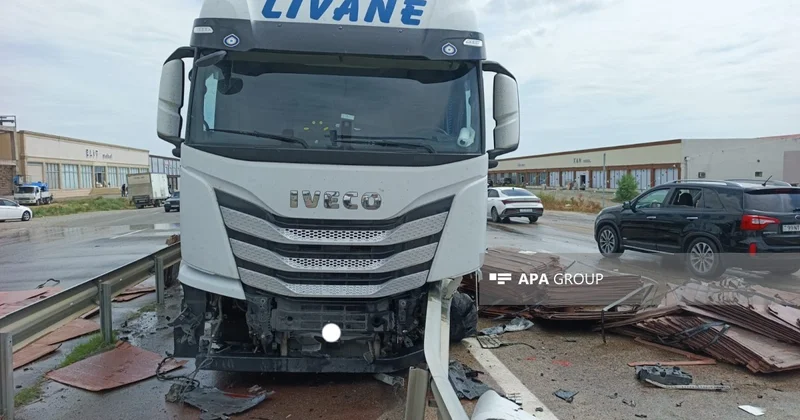 Goranboyda yük avtomobili qəza törədib, 1 tona yaxın yanacaq yola tökülüb FOTOLENT