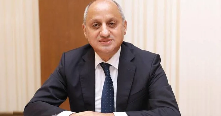 BAZAR GÜNÜ SÖHBƏTLƏRİ HAMI DANIŞIR, BƏS KİM DINLƏYİR?
