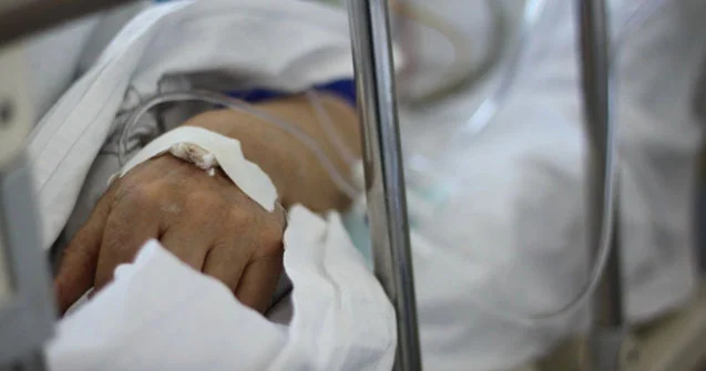 Təmir zamanı yük maşınının təkəri partladı Usta xəsarət aldı