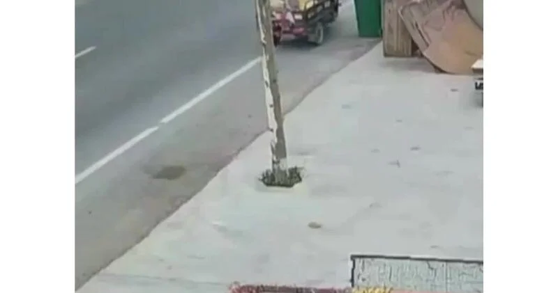 В Китае порыв ветра спас жизнь пожилому мужчине ВИДЕО